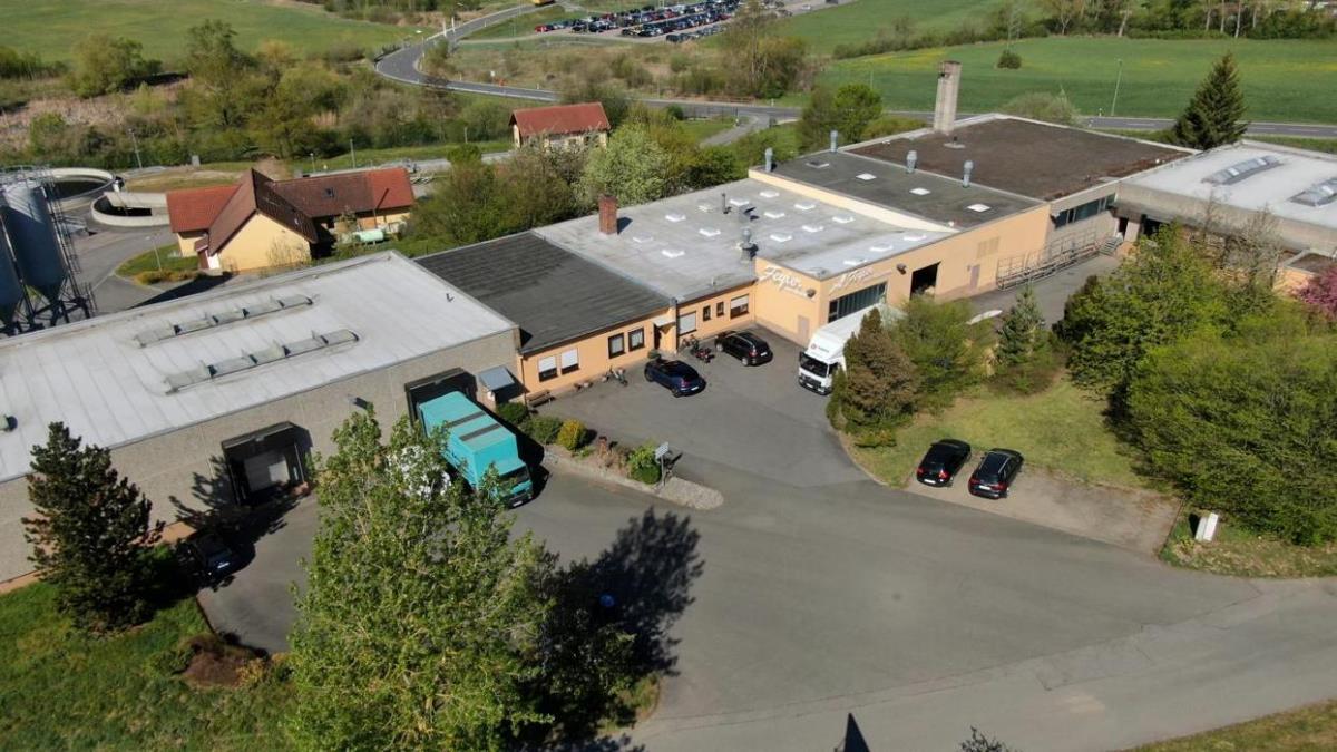 Luftaufnahme des Feyler-Firmengebäudes mit Betriebshof in Sonnefeld