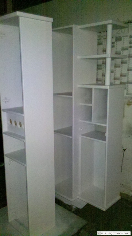 Weiße Schrank- und Regalelemente mit offenen Fächern.