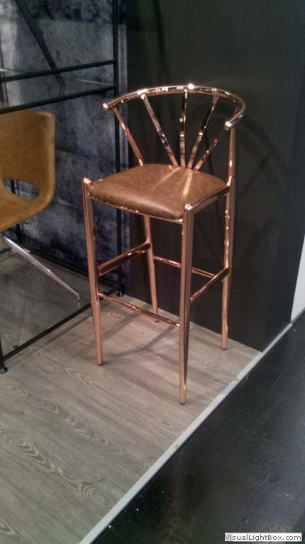 Brauner Barhocker mit gebogener Rückenlehne und vier schlanken Beinen.