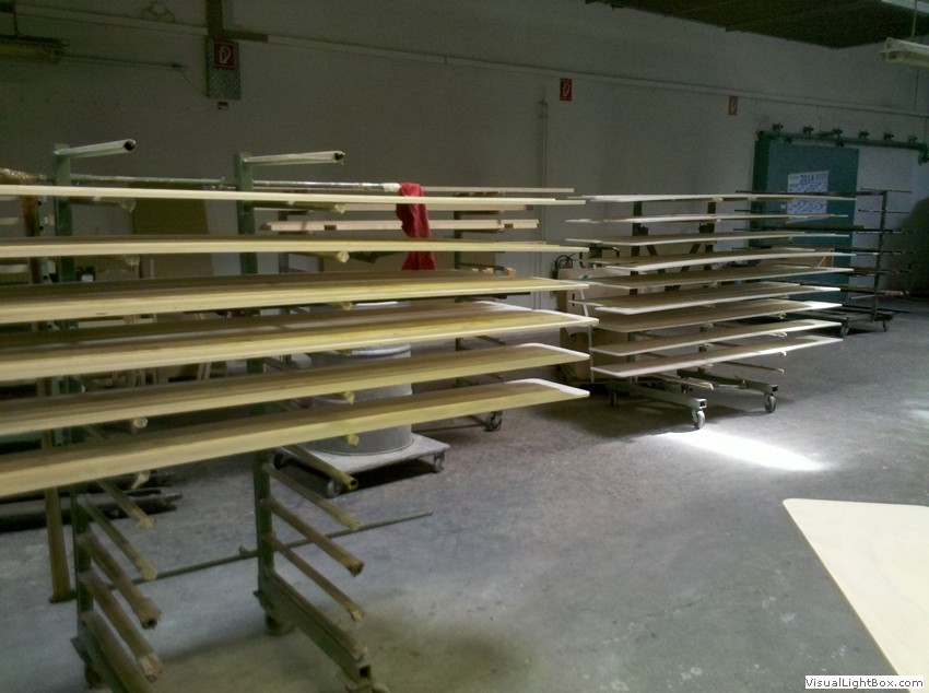 Große helle Platten auf mehreren rollbaren Ablagegestellen.