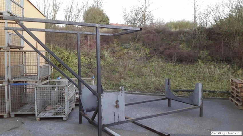 Hohes graues Metallgestell auf einem Betriebshof.