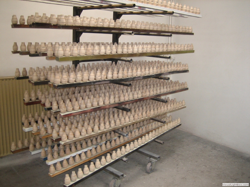Viele kleine gedrechselte Holzteile auf einem mehrstöckigen Gestell.