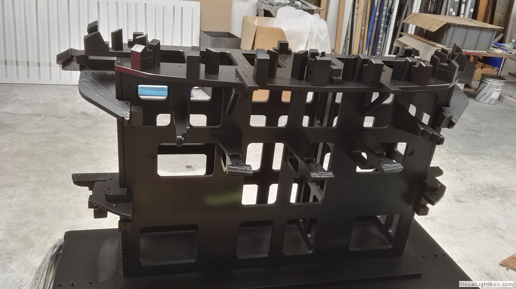 Gestapelte dunkle Rahmenbauteile mit rechteckigen Ausschnitten.