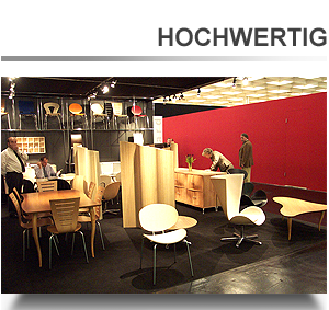 Möbel und lackierte Oberflächen im Ausstellungsraum